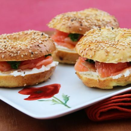 Bagels frais au pamplemousse et au saumon fumé