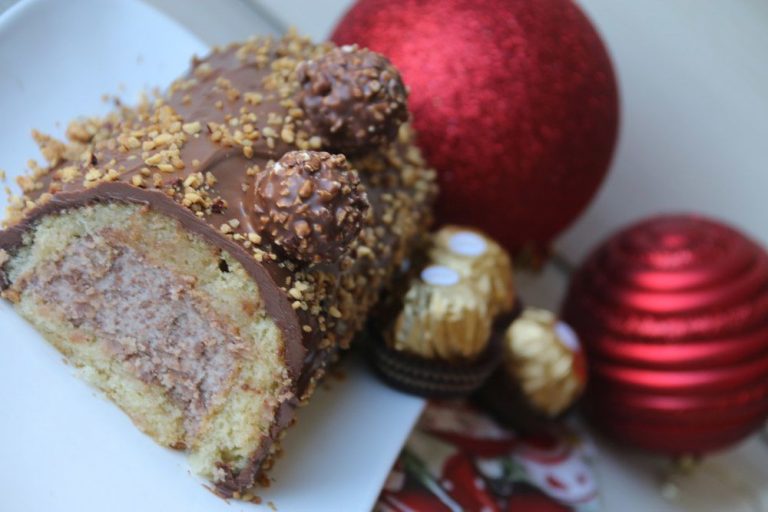 Bûche de Noël aux Ferrero Rocher (au Thermomix ou sans) - Les petits
