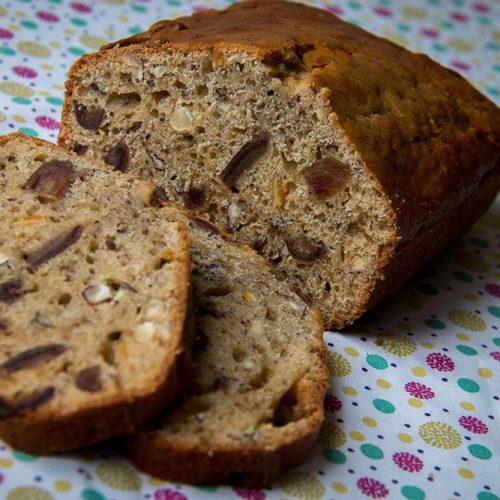 Cake aux dattes, noisettes et citron