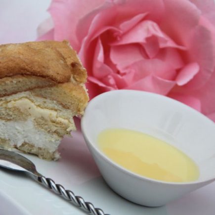 Charlotte vanille, noix de coco et citron accompagnée de sa sauce au chocolat blanc
