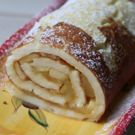 Crêpe roulée géante aux pommes et caramel au beurre salé