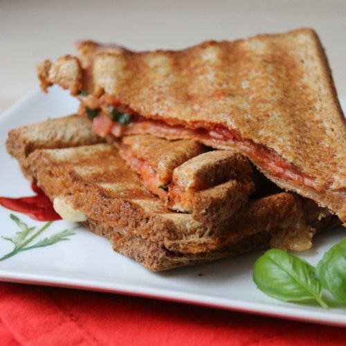 Croque-monsieur tomate, mozzarella et basilic