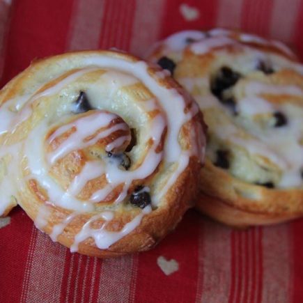 Escargots à la crème pâtissière et aux pépites de chocolat (Schneckes)