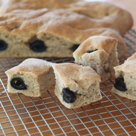 Fougasse traditionnelle de Provence à la farine complète et aux olives noires