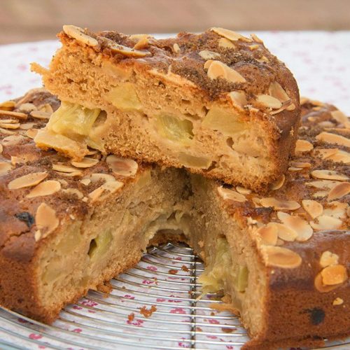 Gâteau moelleux à la pomme et à la rhubarbe