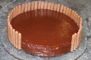 Gravity Cake ou gâteau suspendu aux M&M's, chocolat et noix de coco