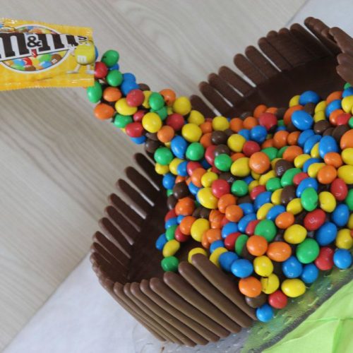 Gravity Cake ou gâteau suspendu aux M&M's, chocolat et noix de coco