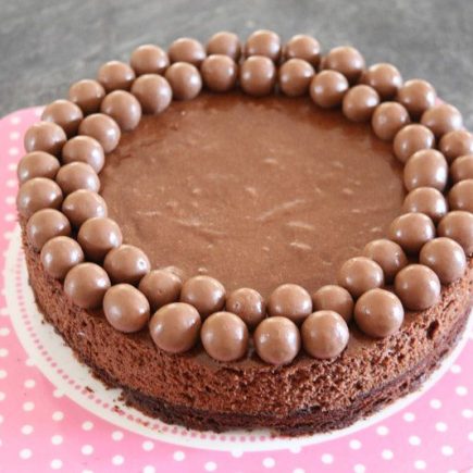 Le parfait gâteau d'anniversaire tout chocolat