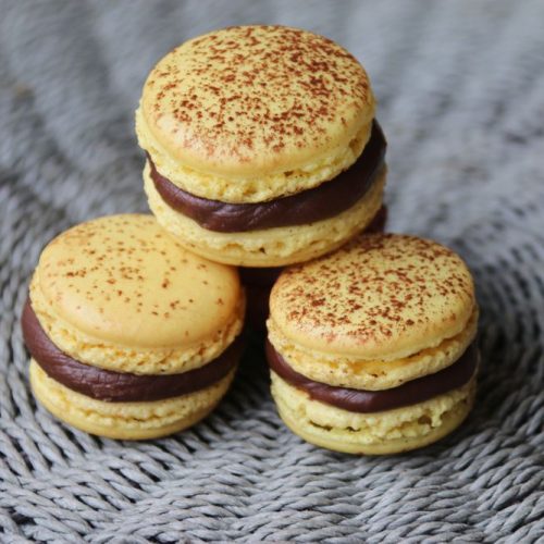 Macarons Mogador (Fruit de la passion et chocolat au lait) de Pierre Hermé