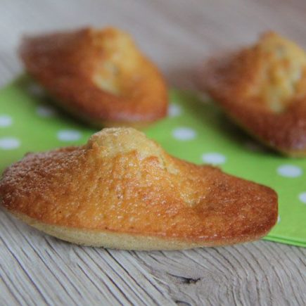 Madeleines-a-la-poire-et-aux-noisettes-1