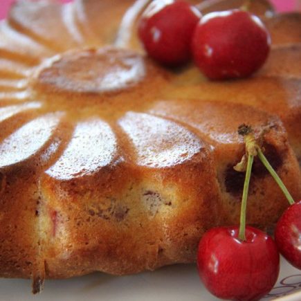 Moelleux aux cerises et aux amandes