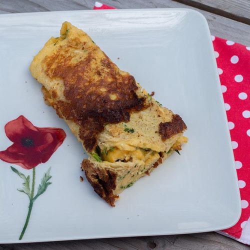 Omelette roulée aux fines herbes fraîches