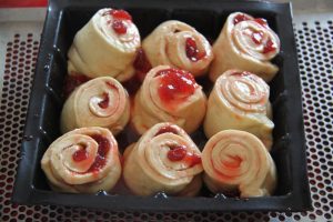 Rolls aux Fraises et Glaçage Crémeux au Citron