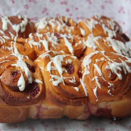 Rolls aux Fraises et Glaçage Crémeux au Citron