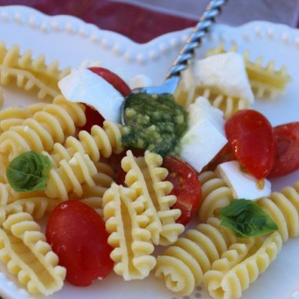 Salade-de-pates-tomates-et-mozzarella-au-pesto-1