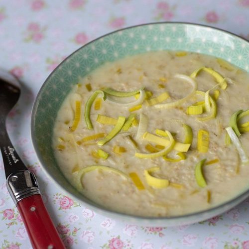 Soupe irlandaise aux poireaux et flocons d’avoine (brotchen foltchep)