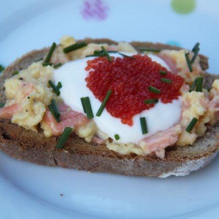 Tartines d'oeufs brouillés au saumon