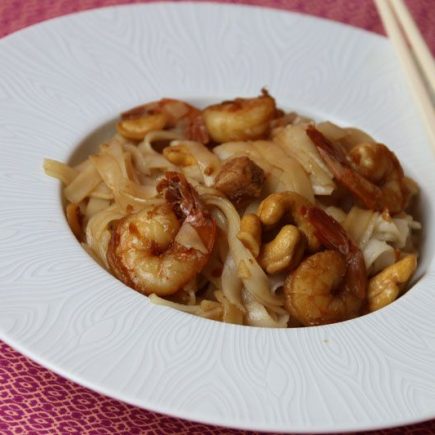 Wok de tagliatelles de riz, poulet et crevettes