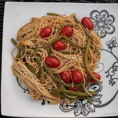 Nouilles sautées aux haricots verts et tomates cerises