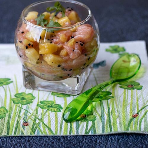 Tartare de saumon et ananas au sésame noir