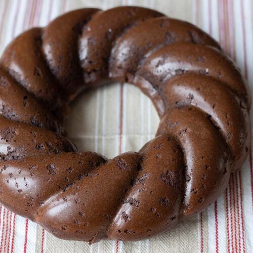 Gâteau au chocolat tout simple moule couronne torsadée Demarle Flexipan