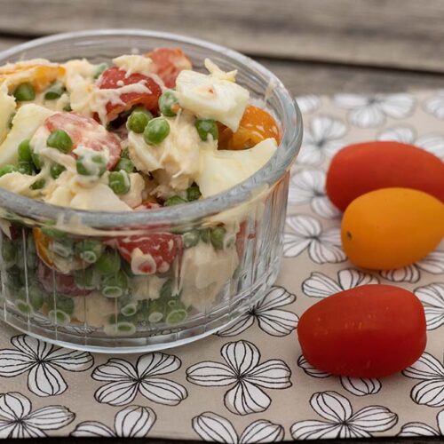 Salade de petits pois, oeufs, tomates cerises et miettes de crabes