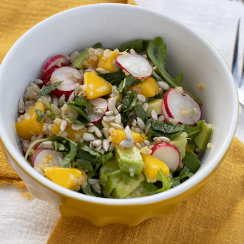 Salade printanière quinoa avocat mangue et roquette